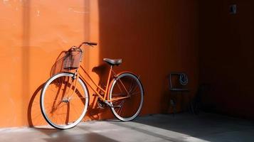 Orange ville bicyclette contre brillant argent mur photo