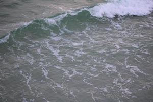 vagues s'écraser sur le rivage photo