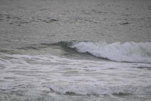 vagues s'écraser sur le rivage photo