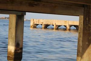 en dessous de une pont en dehors dans le l'eau photo