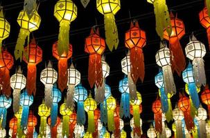 coloré pendaison lanternes éclairage sur nuit ciel dans loy Krathong Festival à nord de Thaïlande photo