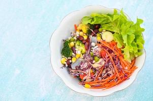 thaïlandais nourriture légume salades sur salades bol avec Frais légume fruit des noisettes et céréales pour en bonne santé nourriture mixte légume salade végétarien vert et coloré nourriture sur table pour petit déjeuner photo