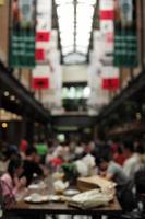 floue bondée de personnes à l'intérieur du centre commercial photo