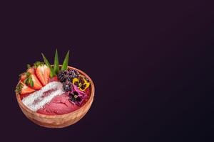 acai bol avec coloré pente nourriture, des fruits Contexte. été acai smoothie en bois bol avec des fraises, mûres. photo