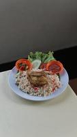 riz avec poulet et des légumes sur une blanc assiette dans thaïlandais restaurant photo