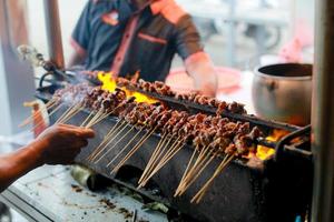 brochettes sur le gril de une rue nourriture fournisseur. photo