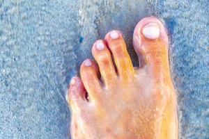 marcher pieds nus sur le sable de la plage au bord de l'eau mexique. photo