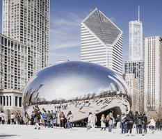 Chicago, Illinois, Etats-Unis Mars 4 2023. le haricot est une travail de art dans le cœur de Chicago. le sculpture, lequel est titré nuage portail, est un de le mondes le plus grand permanent Extérieur art installations. photo