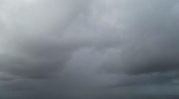 spectaculaire et pluie des nuages plus de Angleterre photo