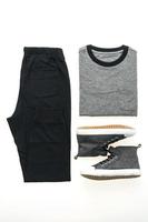 t-shirt avec pantalon et chaussures photo