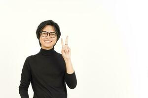 sourire et montrant paix signe de Beau asiatique homme isolé sur blanc Contexte photo