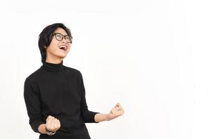 Oui excité et fête geste de Beau asiatique homme isolé sur blanc Contexte photo