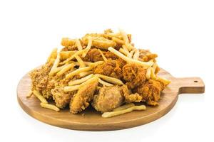 frites et poulet frit sur plaque en bois photo