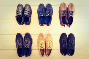 chaussures en cuir sur fond de bois photo