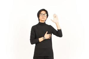 main sur poitrine et Faire jurant geste de Beau asiatique homme isolé sur blanc Contexte photo