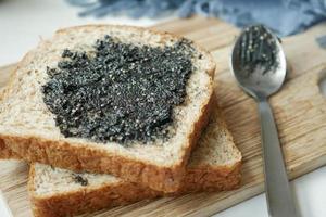 tartinade de sésame noir sur un pain photo