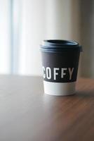 emporter une tasse de café en papier o sur une table de café photo