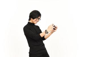 en jouant mobile Jeu sur téléphone intelligent de Beau asiatique homme isolé sur blanc Contexte photo