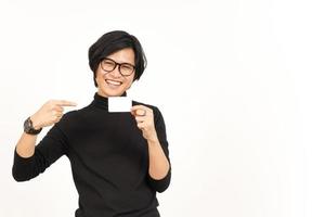 en portant et montrant Vide crédit ou banque carte de Beau asiatique homme isolé sur blanc Contexte photo