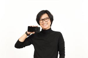 montrant applications ou les publicités sur Vide écran téléphone intelligent de Beau asiatique homme isolé sur blanc Contexte photo