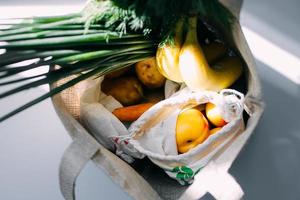 magasin Plastique gratuit. zéro déchets achats concept. éco Sacs avec Frais des légumes et des fruits photo