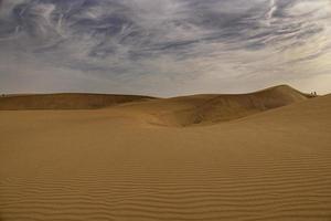 été désert paysage sur une chaud ensoleillé journée de maspalomas dunes sur le Espagnol île de gran Canaria photo