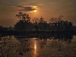 le d'or clair.doré ciel dans Thaïlande campagne Contexte . photo