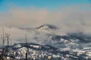 hiver paysages avec neige plafonné montagnes dans le hiver de 2023 photo