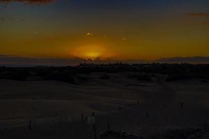 coloré le coucher du soleil sur le Espagnol île de gran Canaria dans le maspalomas dunes photo