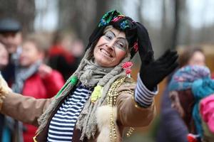 baba yaga. russe sorcière sur une vacances. femme dans une Conte de fée horreur costume. photo