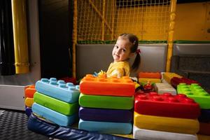 bébé fille en jouant avec coloré blocs à Jardin d'enfants. photo