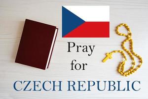 prier pour tchèque république. chapelet et saint Bible Contexte. photo