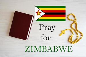 prier pour Zimbabwe. chapelet et saint Bible Contexte. photo