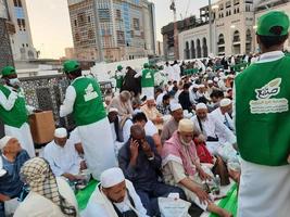 Mecque, saoudien Saoudite, avril 2023 - pèlerins de différent des pays autour le monde sont occupé rupture leur vite dans le Cour à l'extérieur masjid al-haram. photo