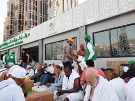 Mecque, saoudien Saoudite, avril 2023 - pèlerins de différent des pays autour le monde sont occupé rupture leur vite dans le Cour à l'extérieur masjid al-haram. photo