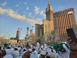 Mecque, saoudien Saoudite, avril 2023 - pèlerins de différent des pays autour le monde sont occupé rupture leur vite dans le Cour à l'extérieur masjid al-haram. photo