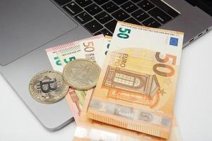 euro et bitcoin billets de banque, crypto-monnaie et blockchain concept sur blanc Contexte plat allonger photo