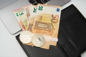 crypto-monnaie et euro, la finance concept, bitcoin photo