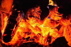 belle cheminée ancienne avec feu à flamme légère pour chauffer la pièce du bâtiment photo