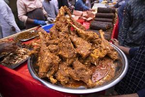 rôti jambe pièces de viande de mouton à une rue nourriture marché dans dacca, bangladesh photo