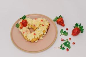 gâteau avec fraise et vanille crème. cœur biscuit photo