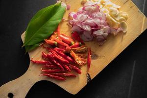 rouge piments et échalote sur une planche photo