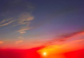 réel incroyable panoramique lever du soleil ou le coucher du soleil ciel avec doux coloré des nuages. longue panorama, surgir il photo