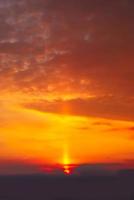 réel incroyable panoramique lever du soleil ou le coucher du soleil ciel avec doux coloré des nuages. longue panorama, surgir il photo