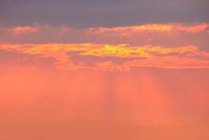 réel incroyable panoramique lever du soleil ou le coucher du soleil ciel avec doux coloré des nuages. longue panorama, surgir il photo