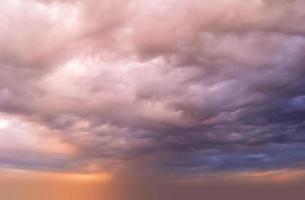 réel incroyable panoramique lever du soleil ou le coucher du soleil ciel avec doux coloré des nuages. longue panorama, surgir il photo