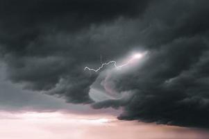 foudre orage éclat plus de le nuit ciel. concept sur sujet temps, cataclysmes photo