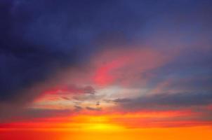 réel incroyable panoramique lever du soleil ou le coucher du soleil ciel avec doux coloré des nuages. longue panorama, surgir il photo