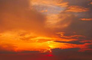 réel incroyable panoramique lever du soleil ou le coucher du soleil ciel avec doux coloré des nuages. longue panorama, surgir il photo