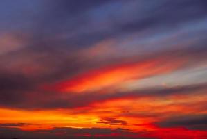 réel incroyable panoramique lever du soleil ou le coucher du soleil ciel avec doux coloré des nuages. longue panorama, surgir il photo